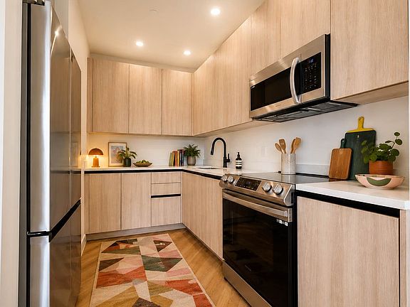 3rd image of 423 Tompkins Ave APT 4B