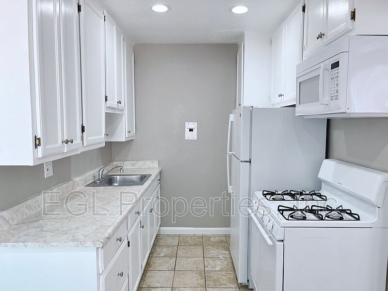 1st image of 1555 N Bronson Ave APT 103