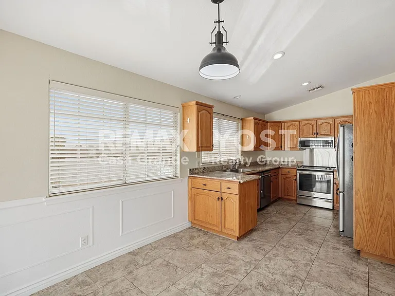 2094 N Sweetwater Dr — Photo 6
