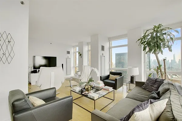 Rented by Compass | media 24