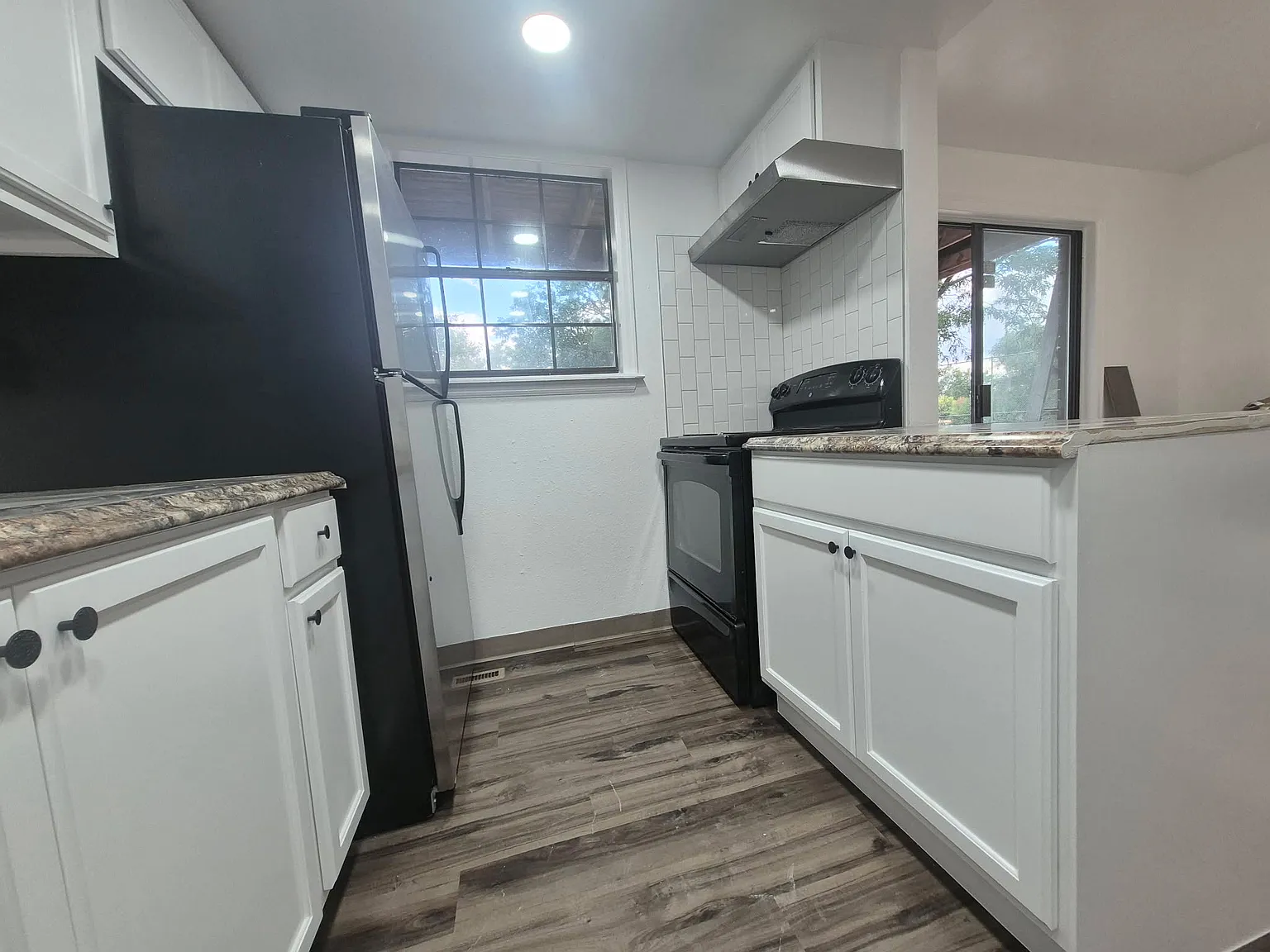 3 bed, 1.5 bath, 1100 sqft, $2,200 — Photo 2