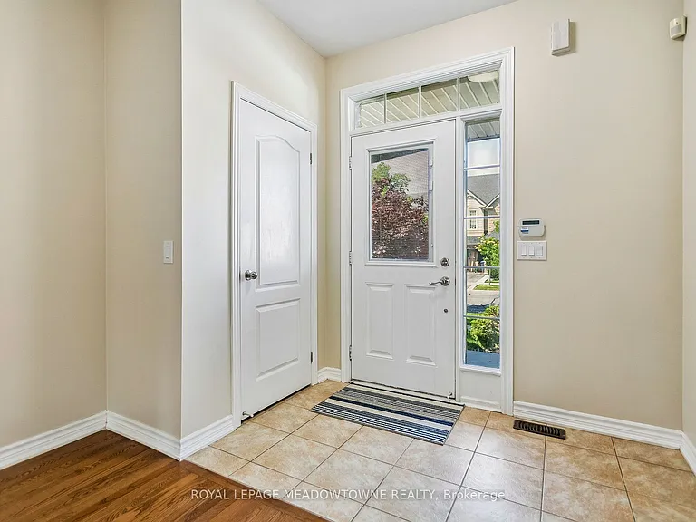 15 Learmont Ave #UPPER — Photo 4