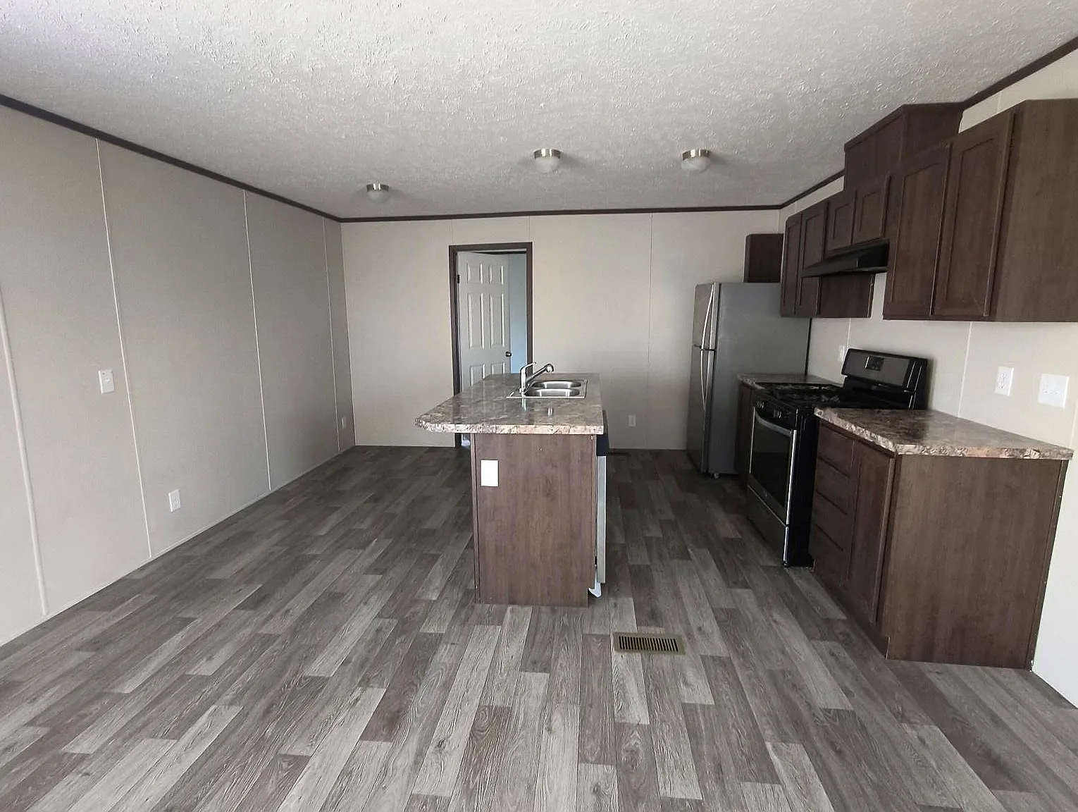13 - 13 E AW — Photo 2