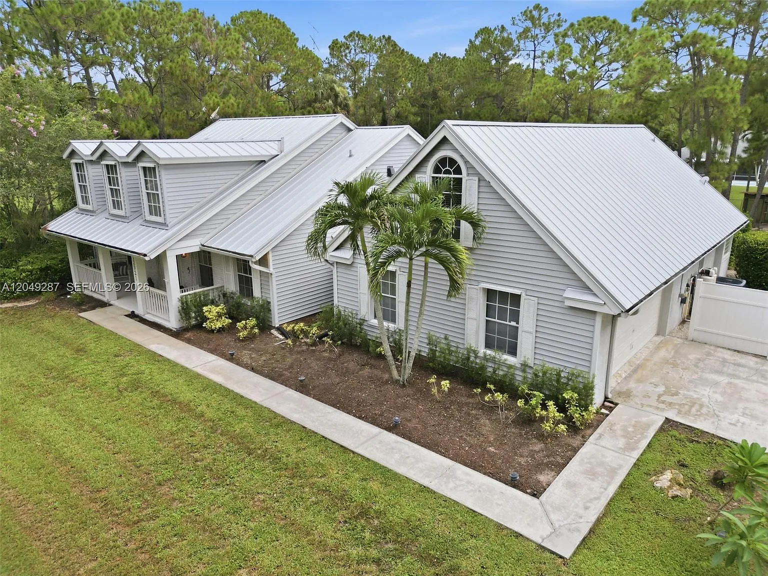 The Acreage — Photo 2
