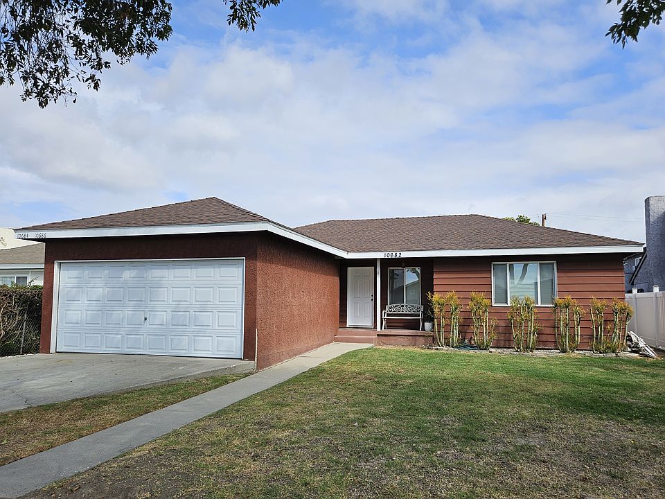 Front view of home with attached 2 car garage.