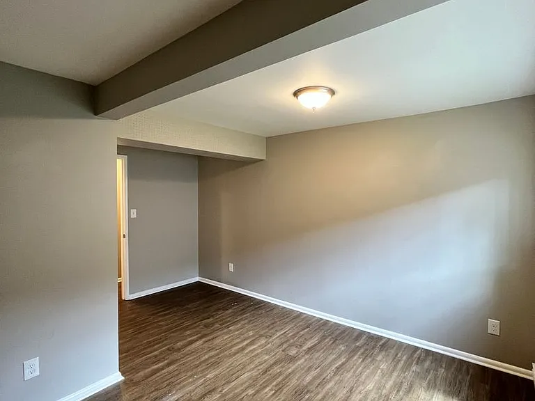Stunning / Extra Large 1-Bedroom! Faux Hardwood Floors, Washer & Dryer, Stainless Appliances & Pe... — Photo 15