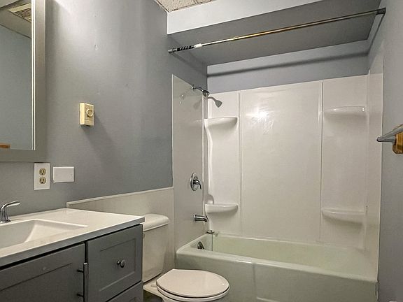 2nd image of 930 Jefferson St #6
