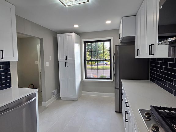 3rd image of 949 Bancroft Pl