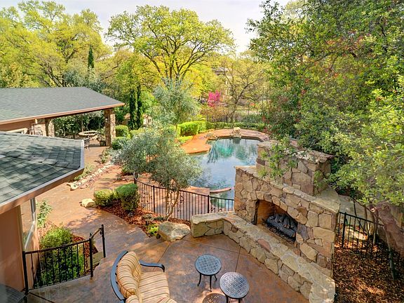 2nd image of 3000 Parkwood Ct
