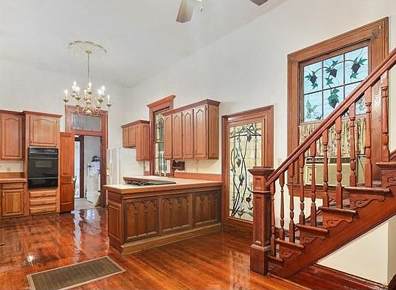 4th image of 323 Eliza St