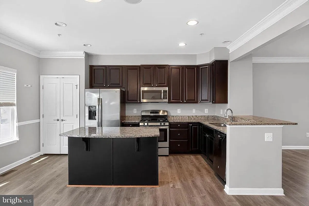 3 bed, 4.0 bath, 2160 sqft, $1,000 — Photo 1