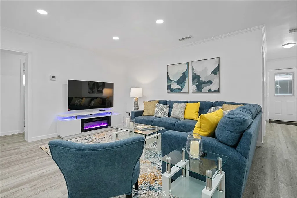 4 bed, 1726 sqft, $4,850 — Photo 1
