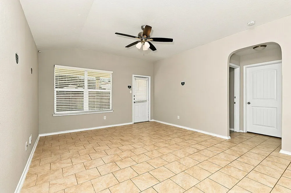 4 bed, 2.0 bath, 1733 sqft, $1,785 — Photo 4