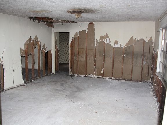 2nd image of 5253 Lakeside Dr