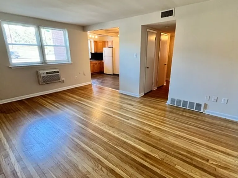 Lincoln Crossing Apartments — Photo 5