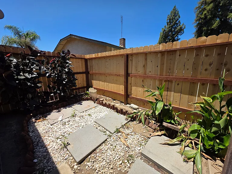 1723-1725 E Vassar Dr — Photo 11