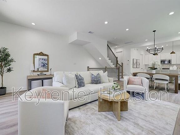 2nd image of 2828 Versailles Oak Ln
