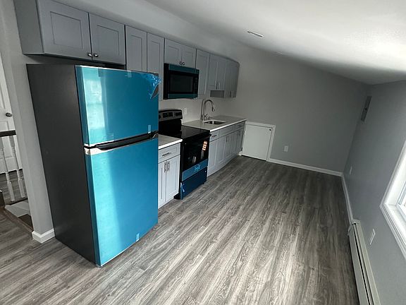 2nd image of 385 Clayton St #2