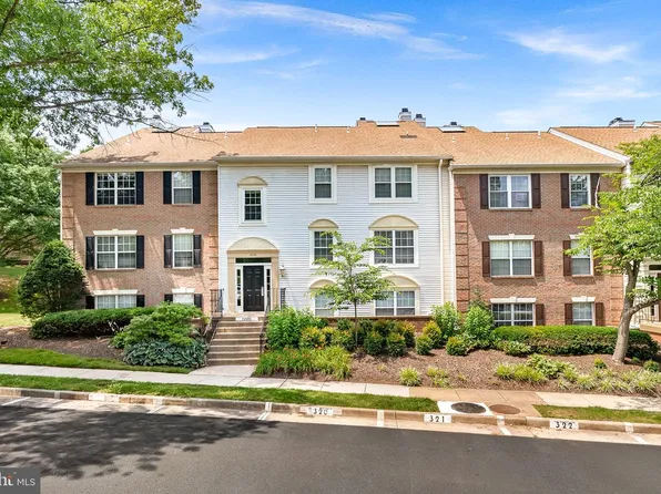 12110 Green Leaf Ct APT 202, Fairfax, VA 22033