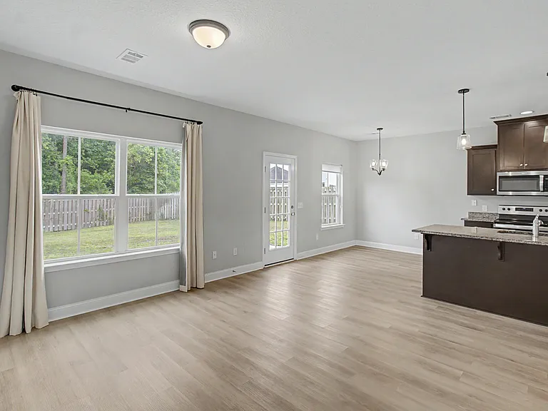 547 Fairview Cir — Photo 2