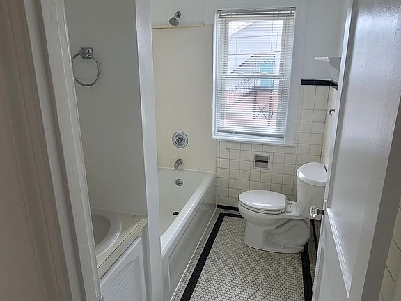 4th image of 326 6th Ave APT A