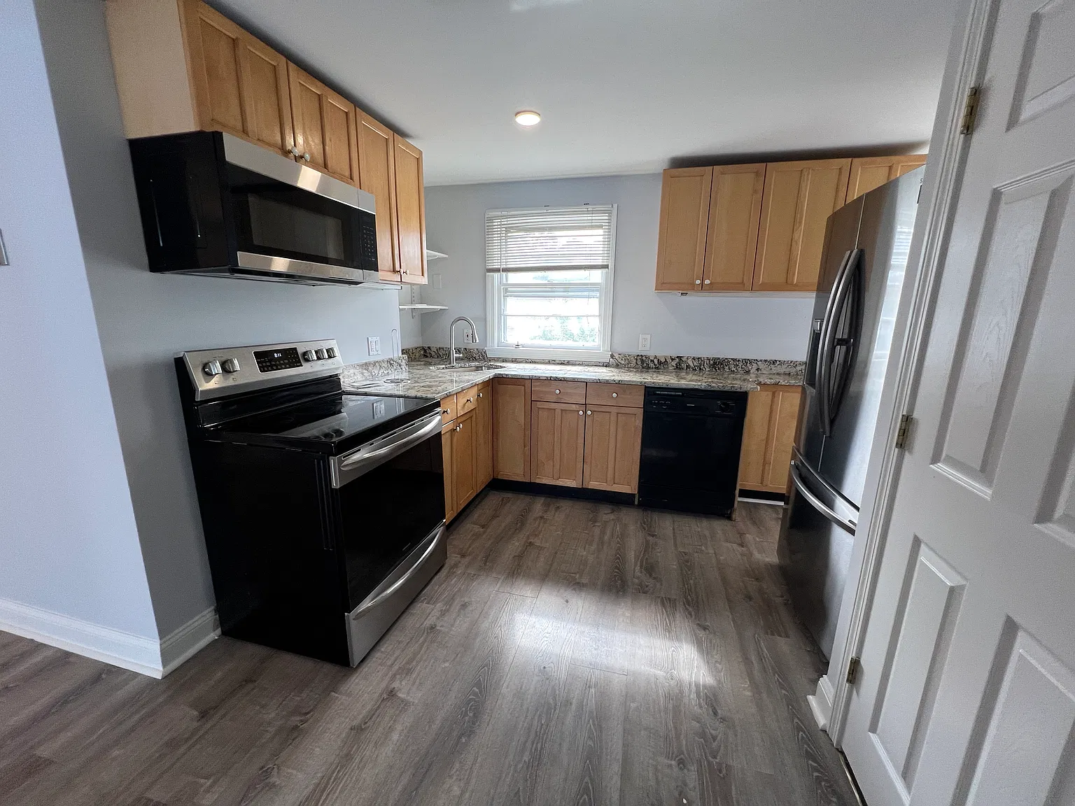 3 bed, 1.5 bath, 900 sqft, $3,500 — Photo 2