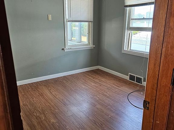 4th image of 221 Witter St