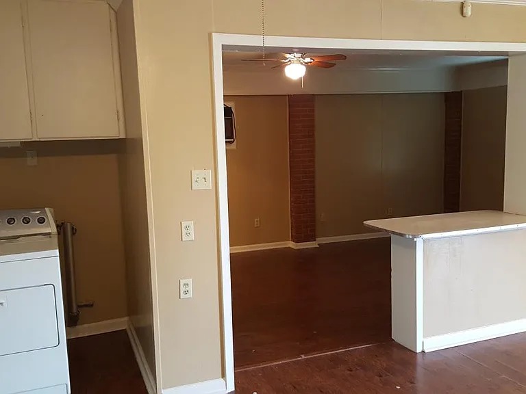 804 Fairmont Ln — Photo 4