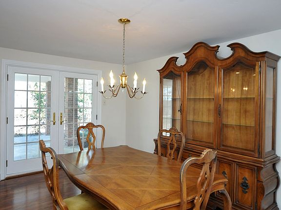 4th image of 225 Essex Knoll Dr