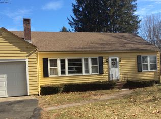 526 Halladay Ave W, Suffield, CT 06078