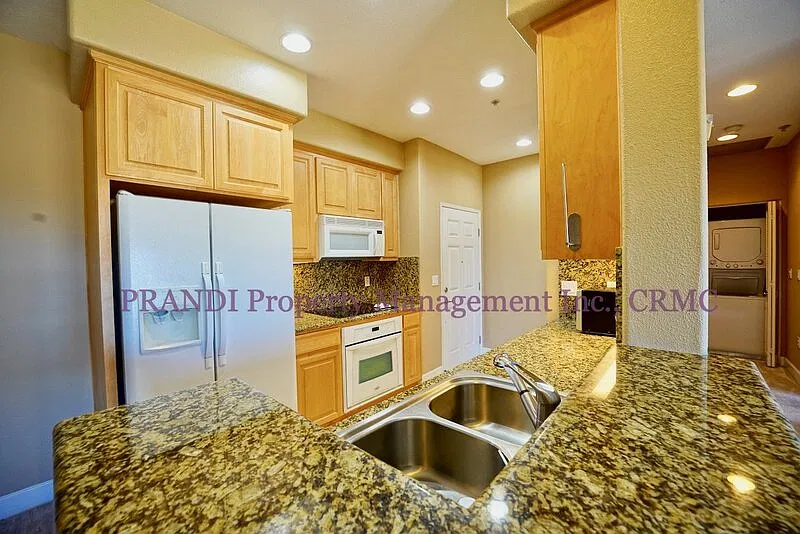 2 bed, 2.0 bath, 932 sqft, $3,300 — Photo 3