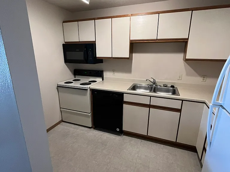 Bennington Hill Apartments — Photo 20