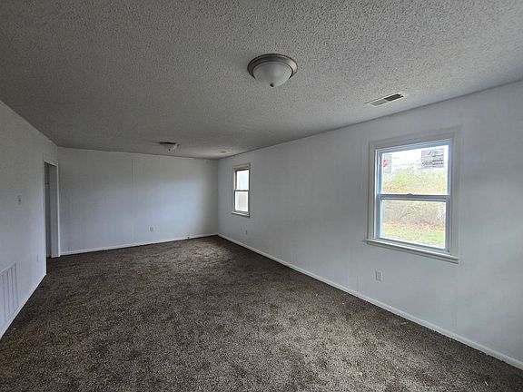 4th image of 416 SE Pinecrest Dr