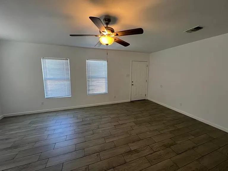 302 Kenmar Dr — Photo 2