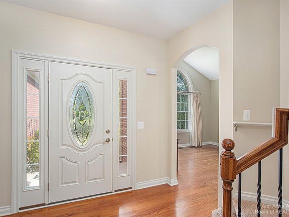 5th image of 725 W Castlebury Cir