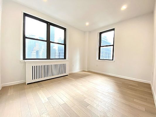 4th image of 160 E 48th St #P13