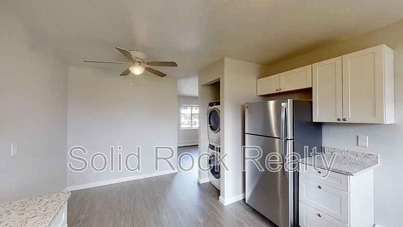 3 bed, 1.0 bath, 990 sqft, $1,300 — Photo 3
