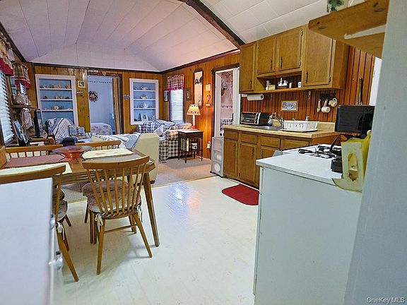 5th image of 4 Spruce Street E
