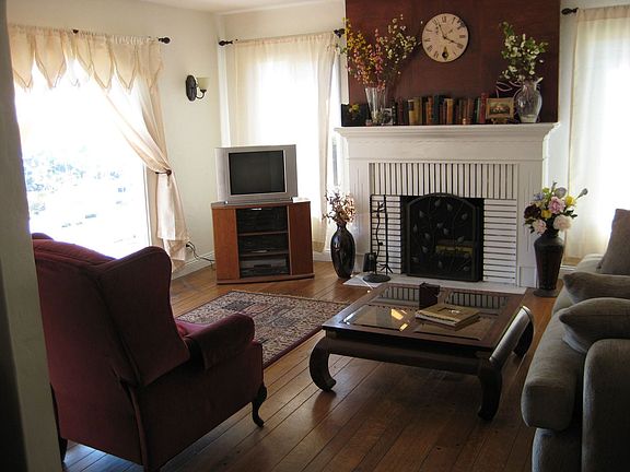 Living Room w/fireplace