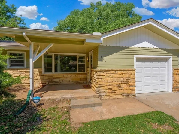 615 N Redbarn Ln, Wichita, KS 67212