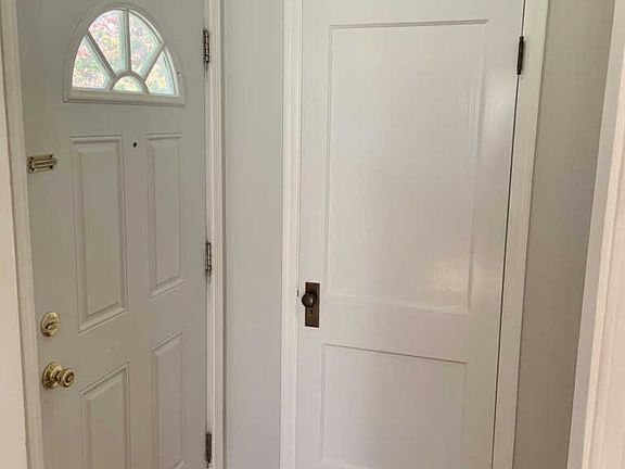 2nd image of 2834 Woodbine Ave
