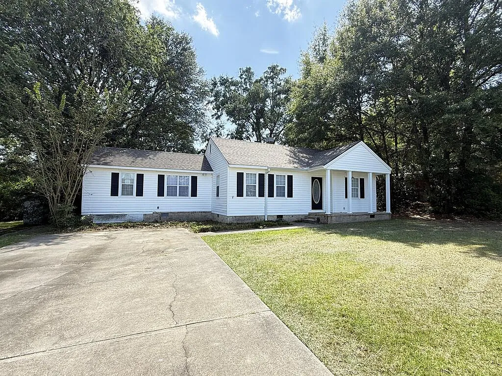 3 bed, 2.0 bath, 1450 sqft, $1,300 — Photo 1