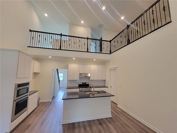 4th image of 119 Blue Bird Ln