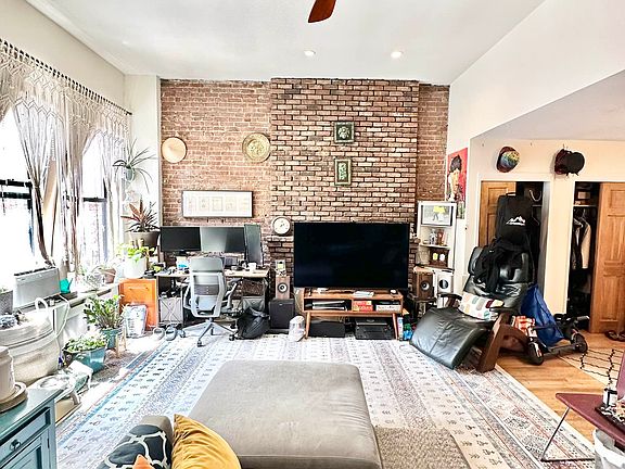 3rd image of 160 W 76th St