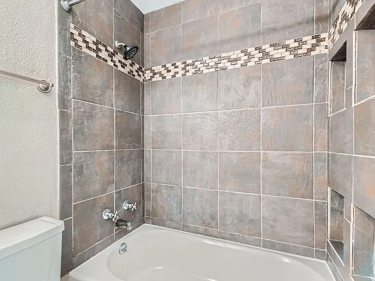 1186 N Franklin Ave — Photo 16