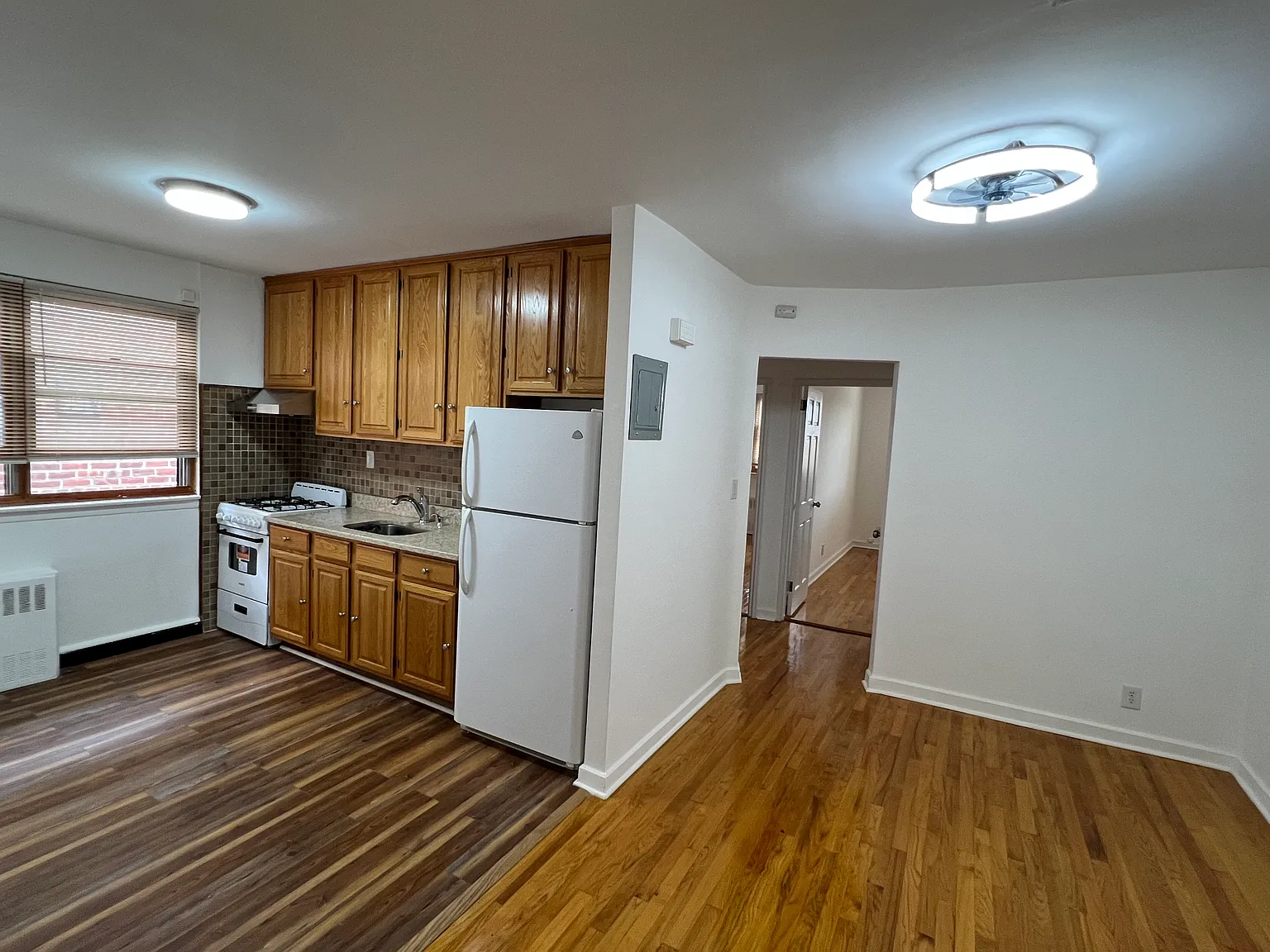 2 bed, 900 sqft, $3,000 — Photo 2