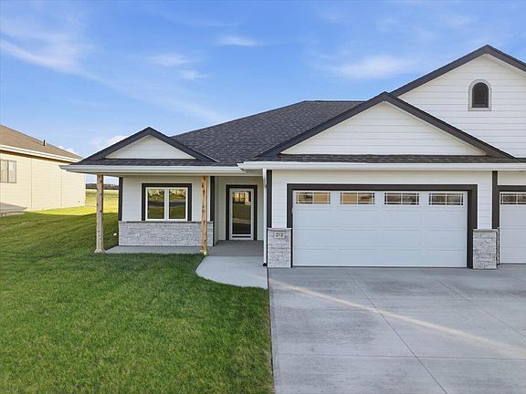 2nd image of 212 Saint Andrews Loop