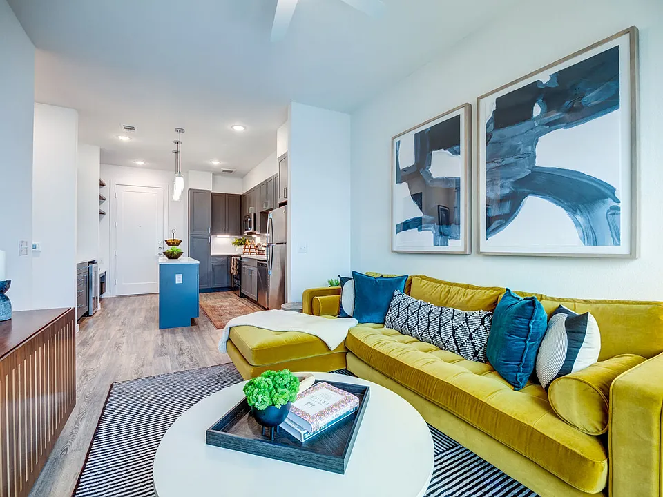 Lakeshore Pearl apartments community photo