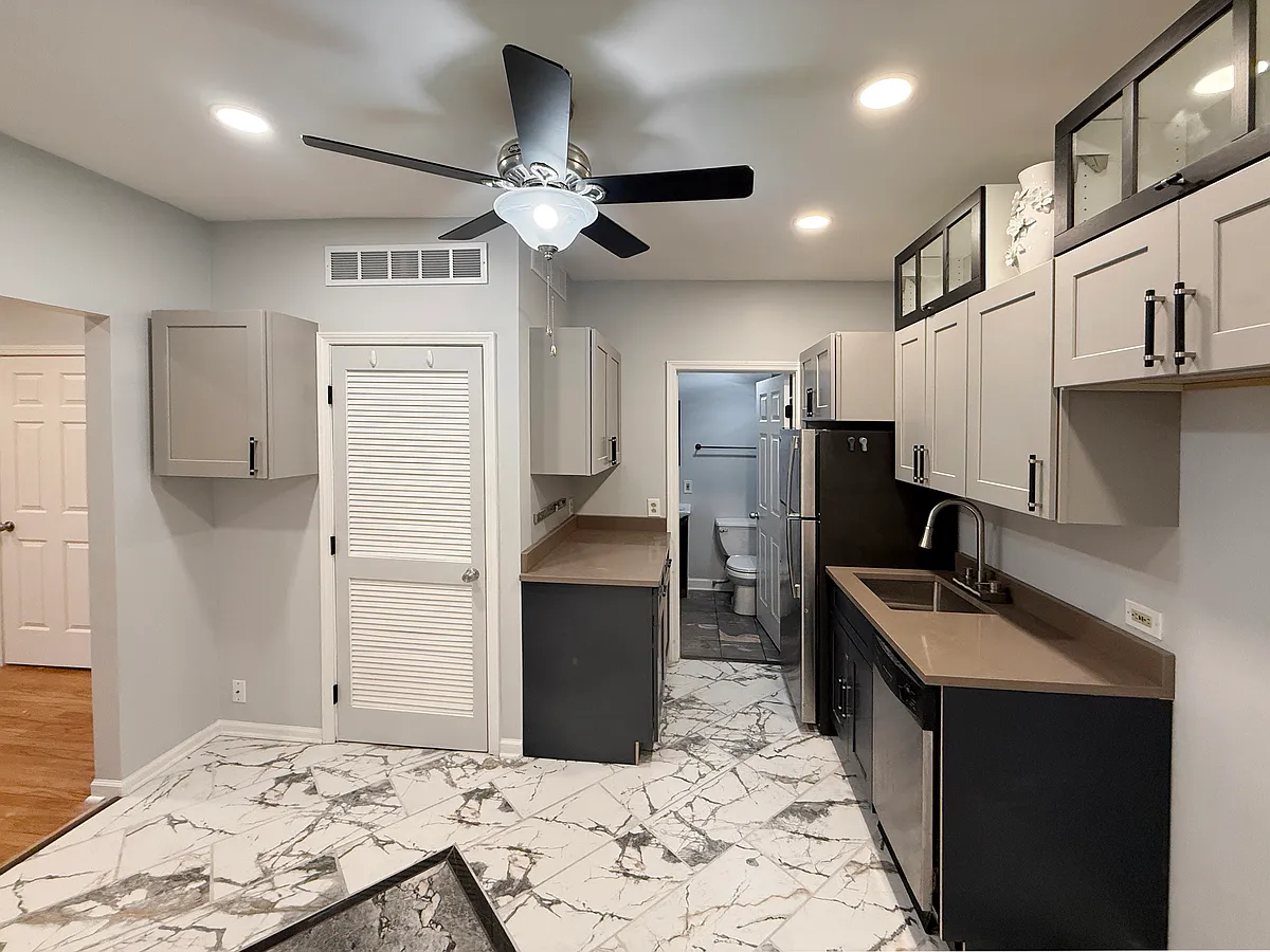 Building Photo - 1642 N Marshfield Ave #1R