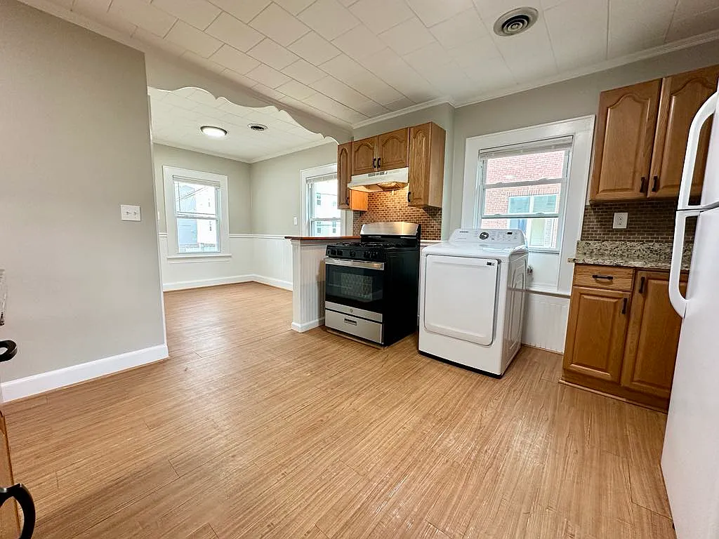 3 bed, 1000 sqft, $2,100 — Photo 2